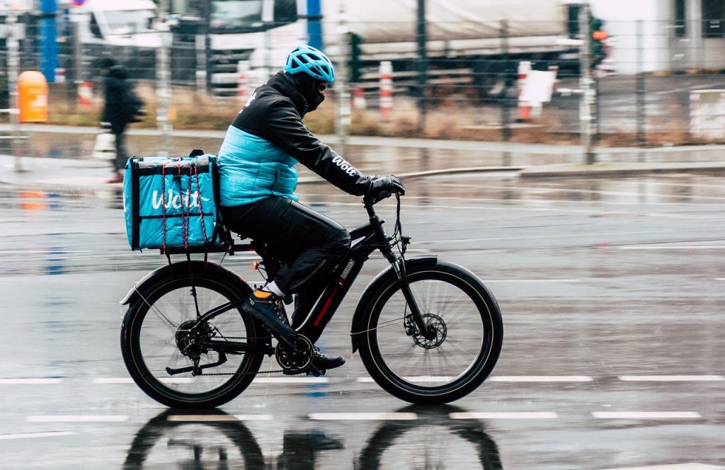 Livreur à vélo en déplacement pour assurer la livraison d'une commande.