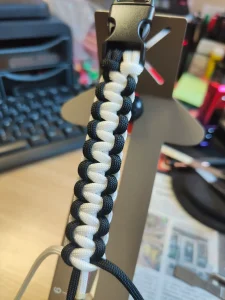 Collier en paracorde résistant pour chien.