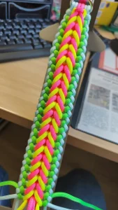 Création artisanale en paracorde pour accessoire canin.