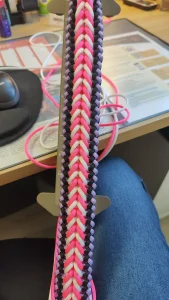 Création artisanale en paracorde pour accessoire canin.
