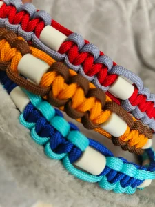 Création artisanale en paracorde pour accessoire canin.