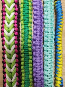 Création artisanale en paracorde pour accessoire canin.